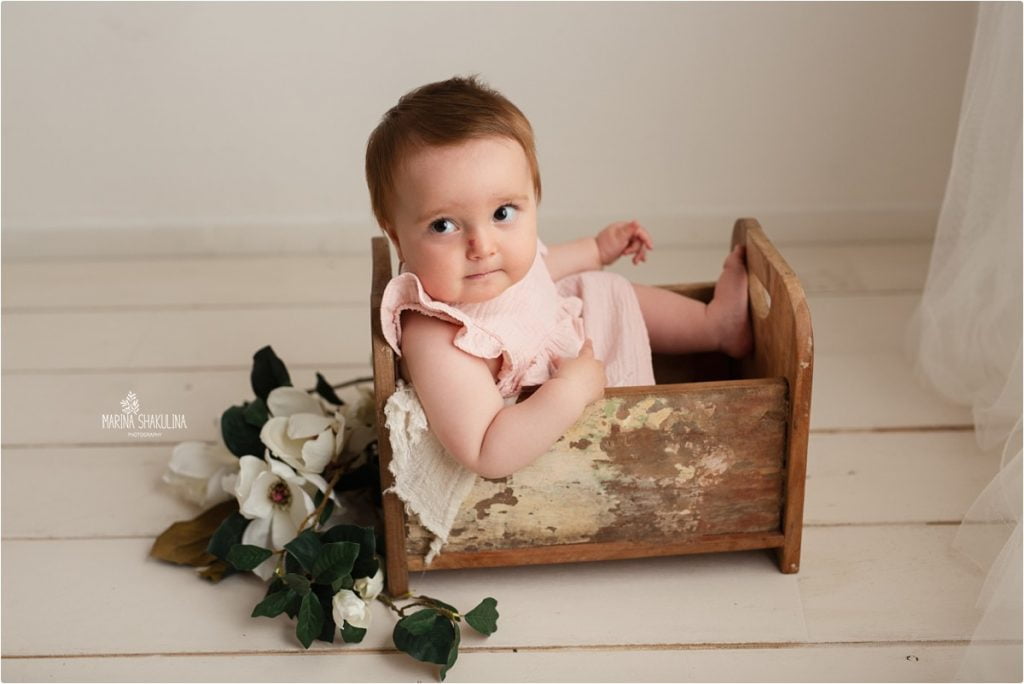 set bambini - bimba in lettino di legno con abitino rosa
