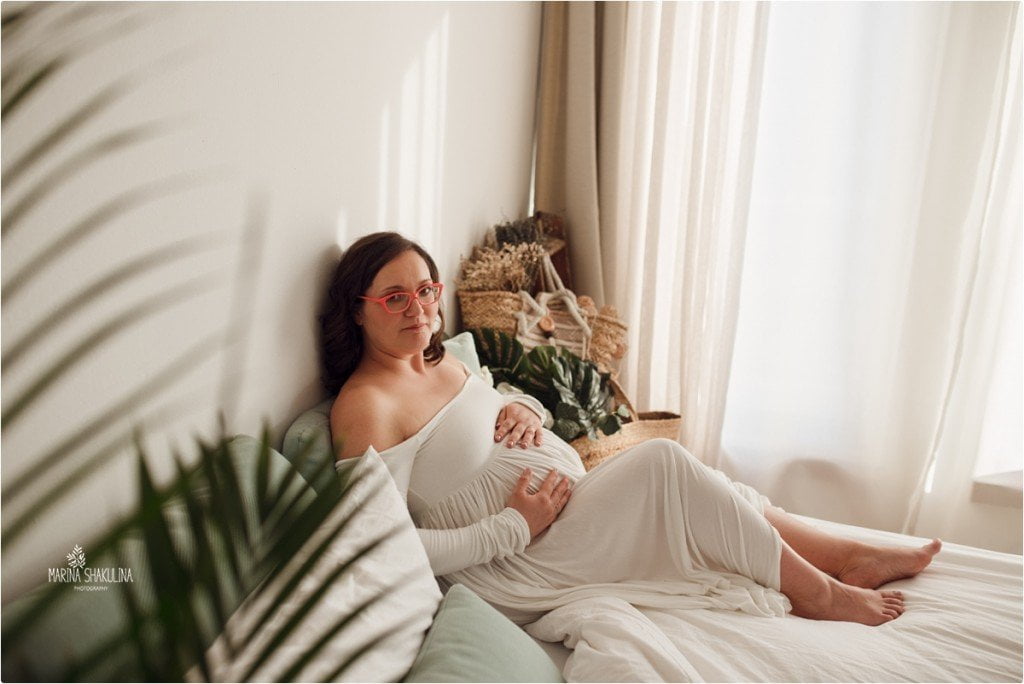 book fotografico gravidanza - Ilaria in bianco sul letto