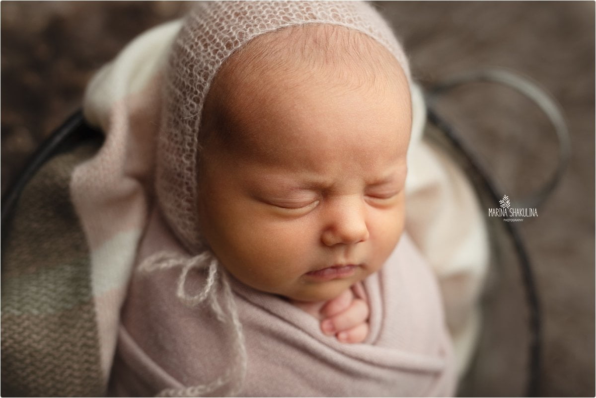 neonata in piccola tinozza