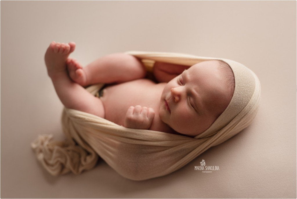 Fotografa neonati - bimbo fasciato beige