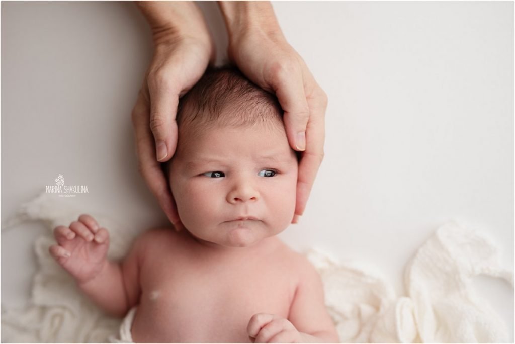 bimbo tra le mani del genitore