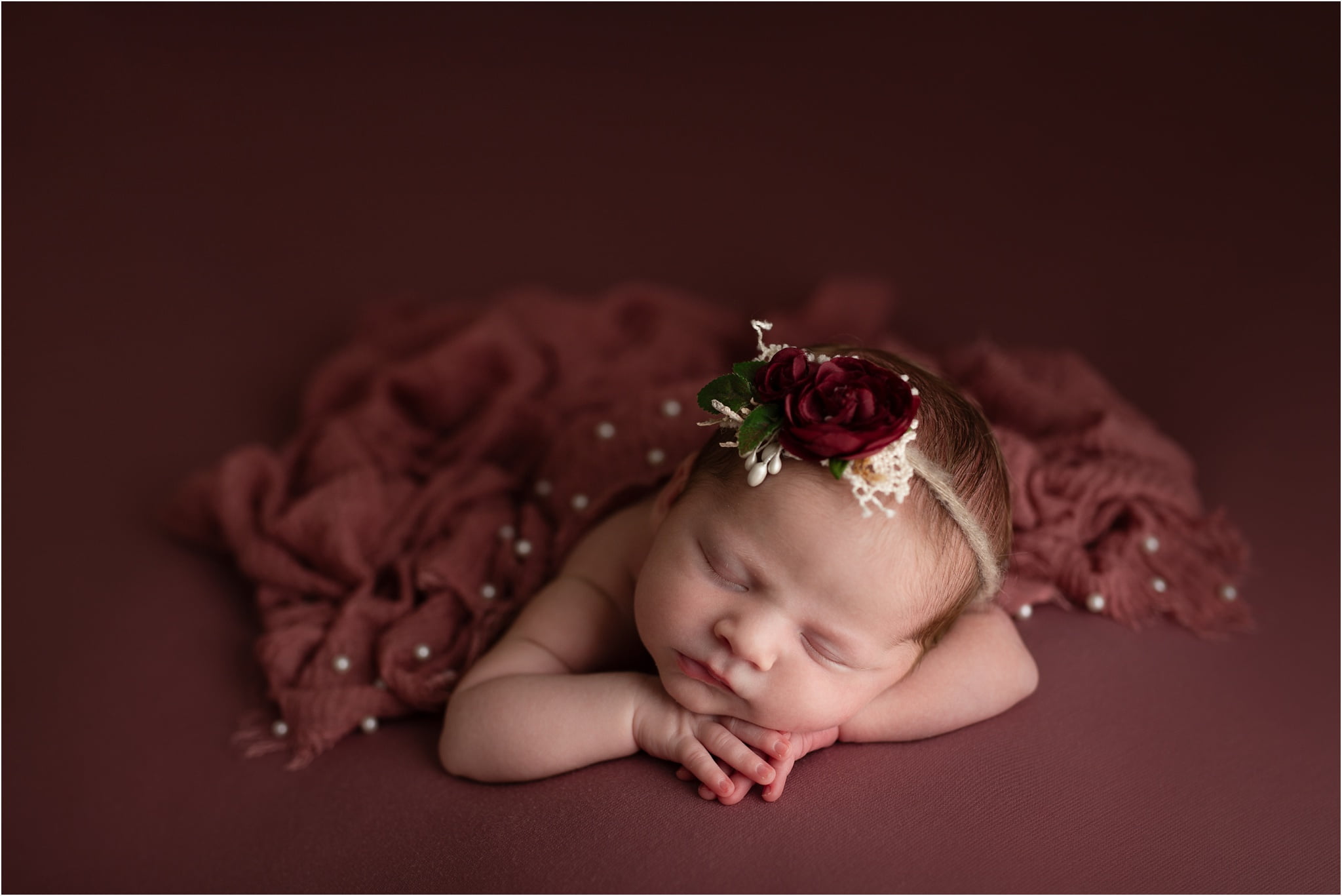 servizio fotografico newborn a Verona - Penny con fascetta con rosa
