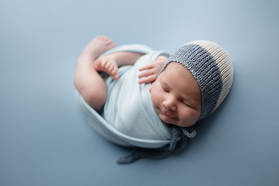 neonato in azzurro con cuffietta