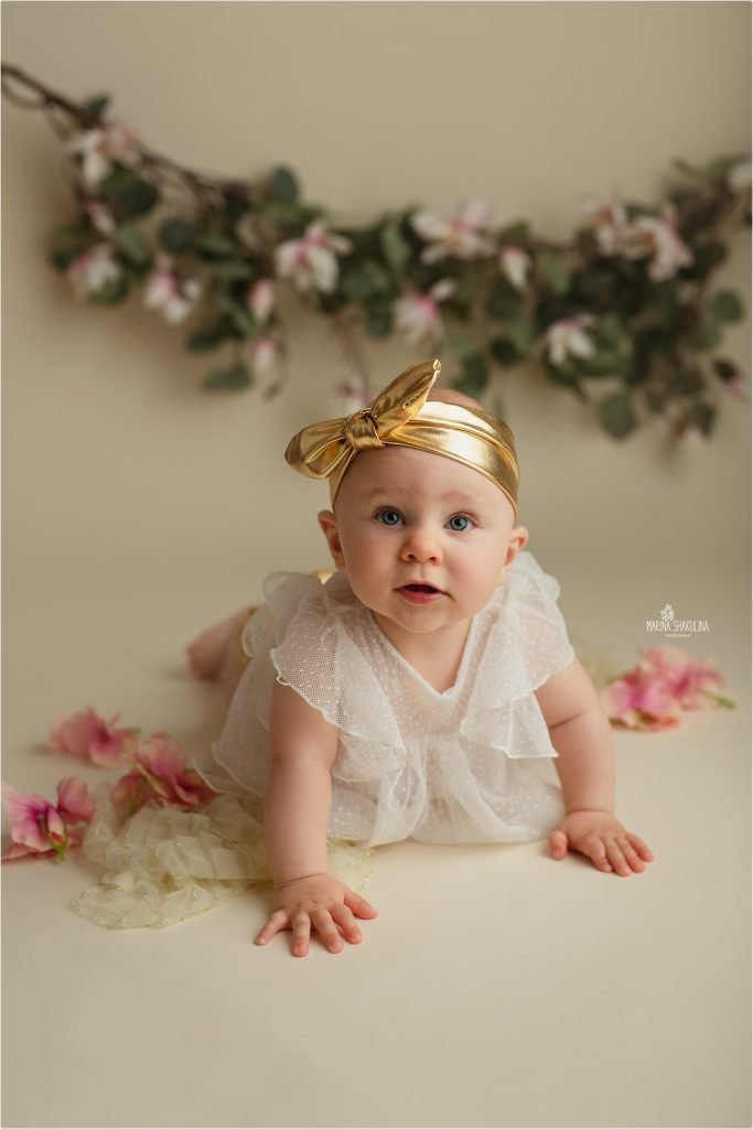 ritratto bambina primo compleanno - bimba con fascetta dorata