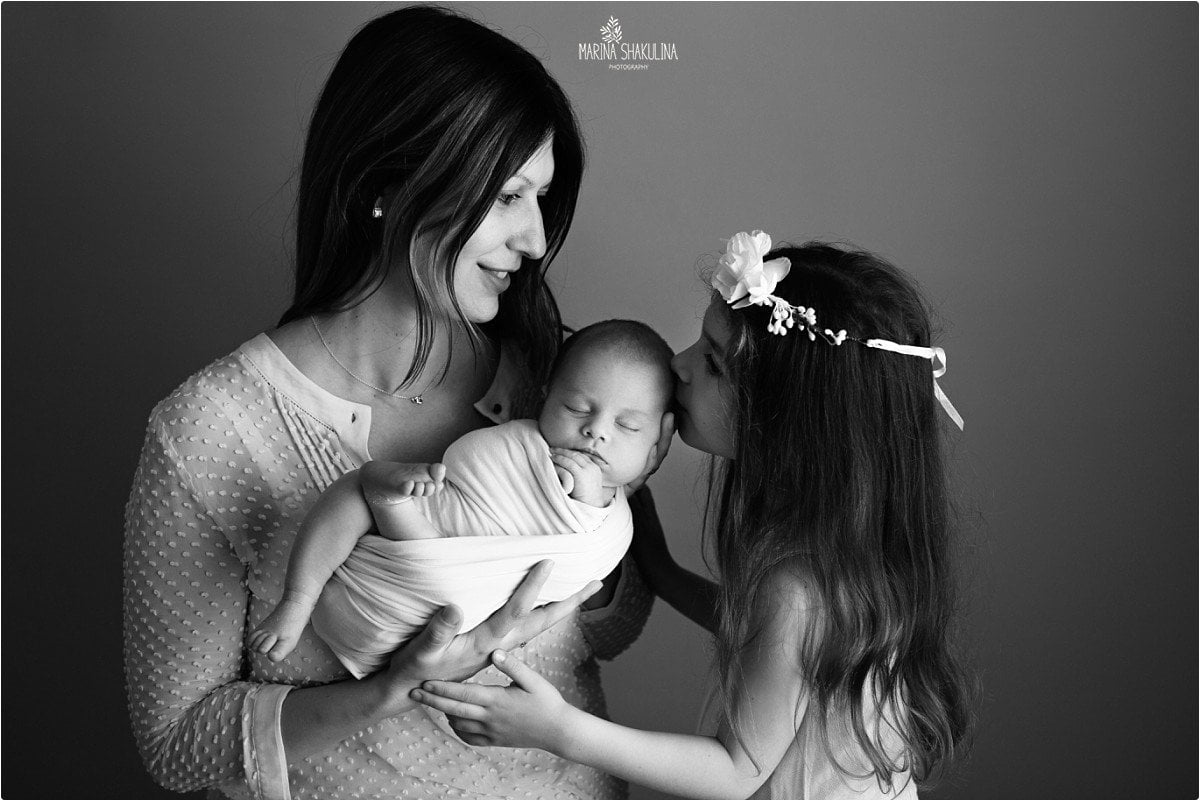 servizio foto neonati a Verona - baci di sorella