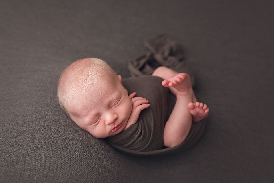 Servizio fotografico neonato fascia marrone