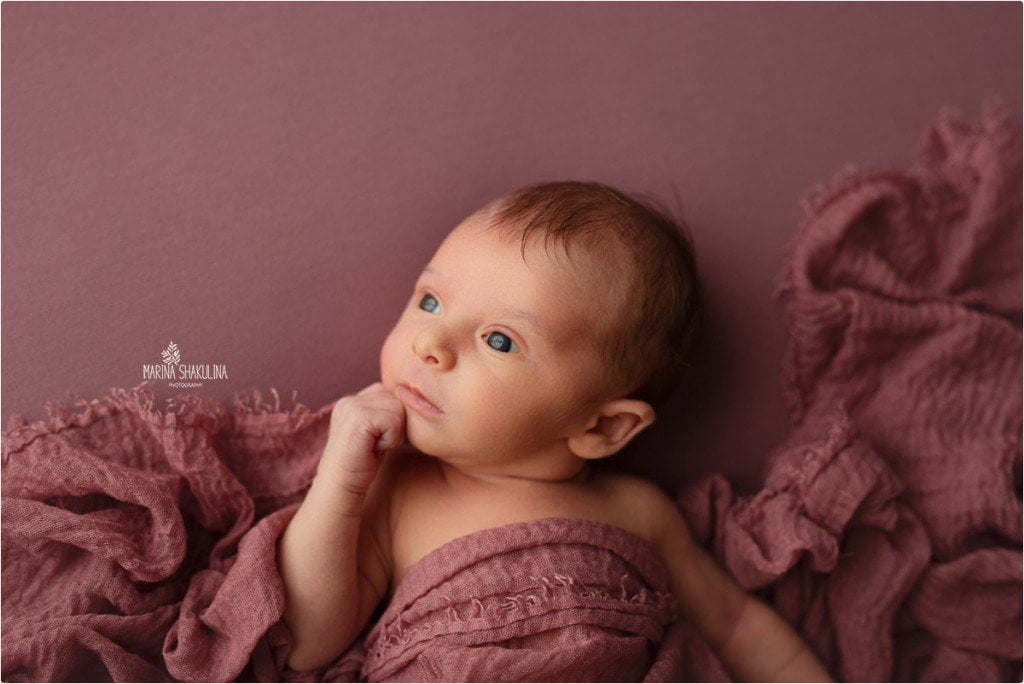 set fotografico newborn - bimbo pensieroso