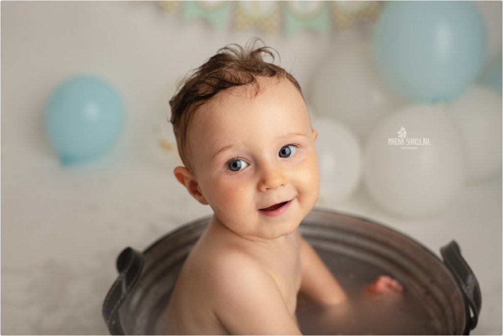 bimbo felice nella tinozza